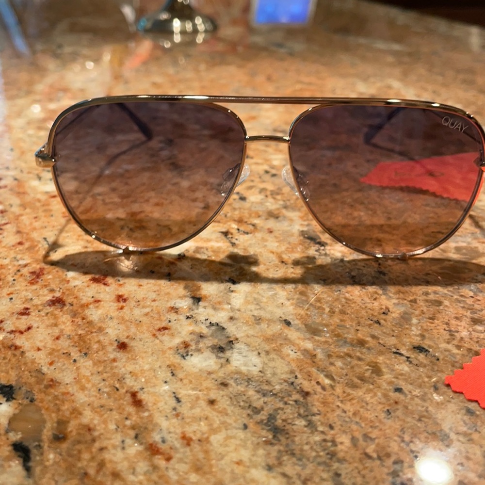Quay sunglasses never worn